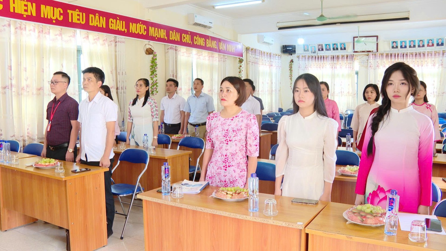 Chi bộ Toán – Lý, Đảng bộ trường THPT Tuần Giáo tổ chức Lễ kết nạp Đảng viên cho 2 quần chúng ưu tú là học sinh của nhà trường