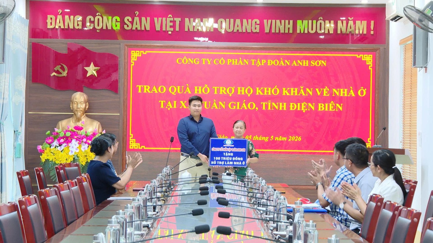 Công ty cổ phần tập đoàn Anh Sơn hỗ trợ kinh phí nhà ở cho hộ gia đình có hoàn cảnh khó khăn – Bạc Thị Chinh bản Chiềng Chung