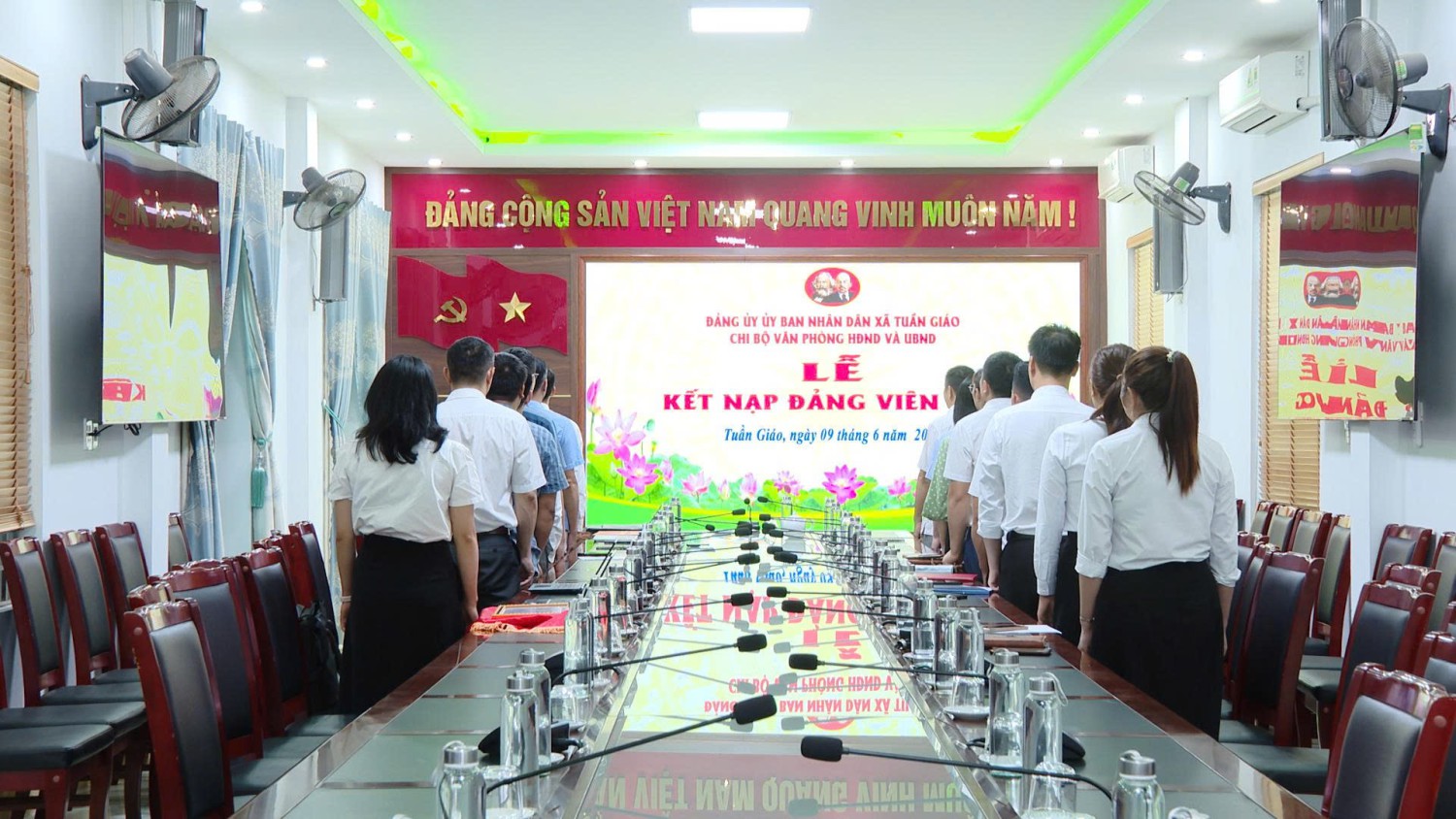 Chi bộ Văn phòng HĐND&UBND tổ chức Lễ kết nạp đảng viên mới