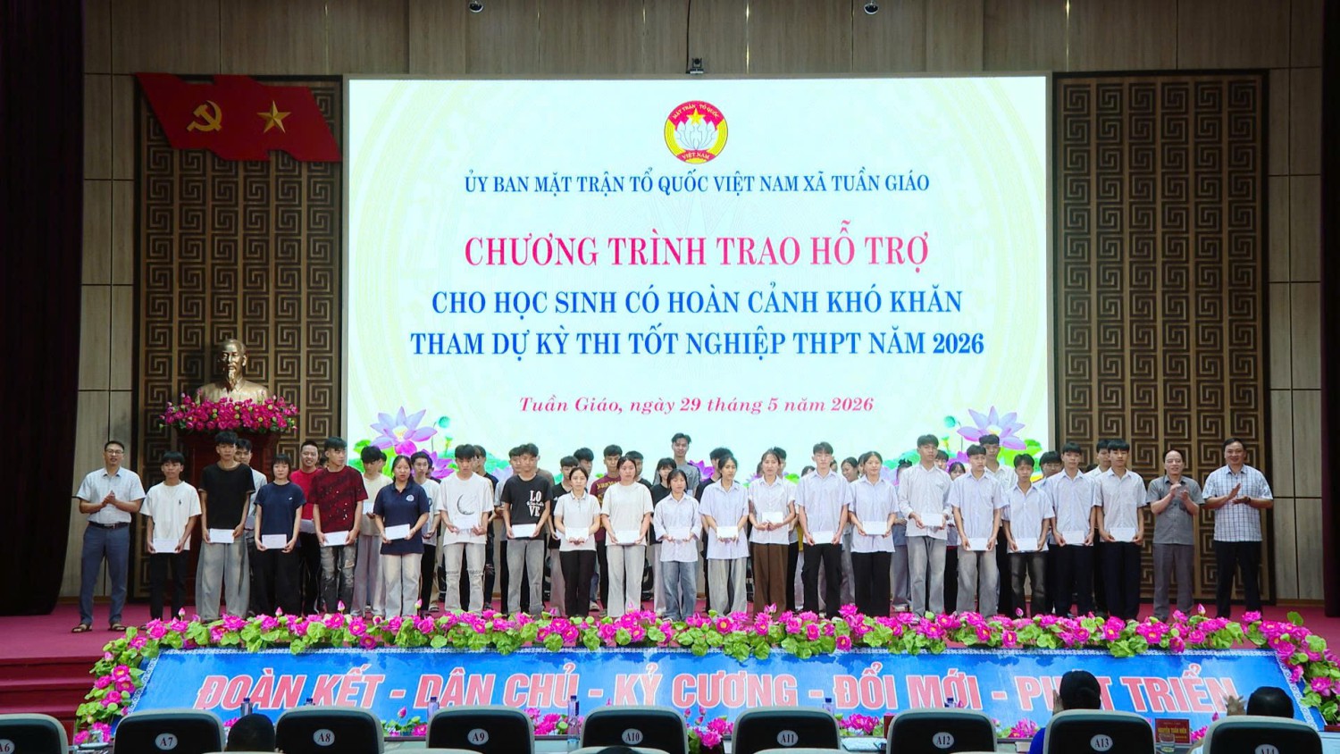 Chương trình trao hỗ trợ cho học sinh có hoàn cảnh khó khăn tham dự kỳ thi Tốt nghiệp THPT năm 2026