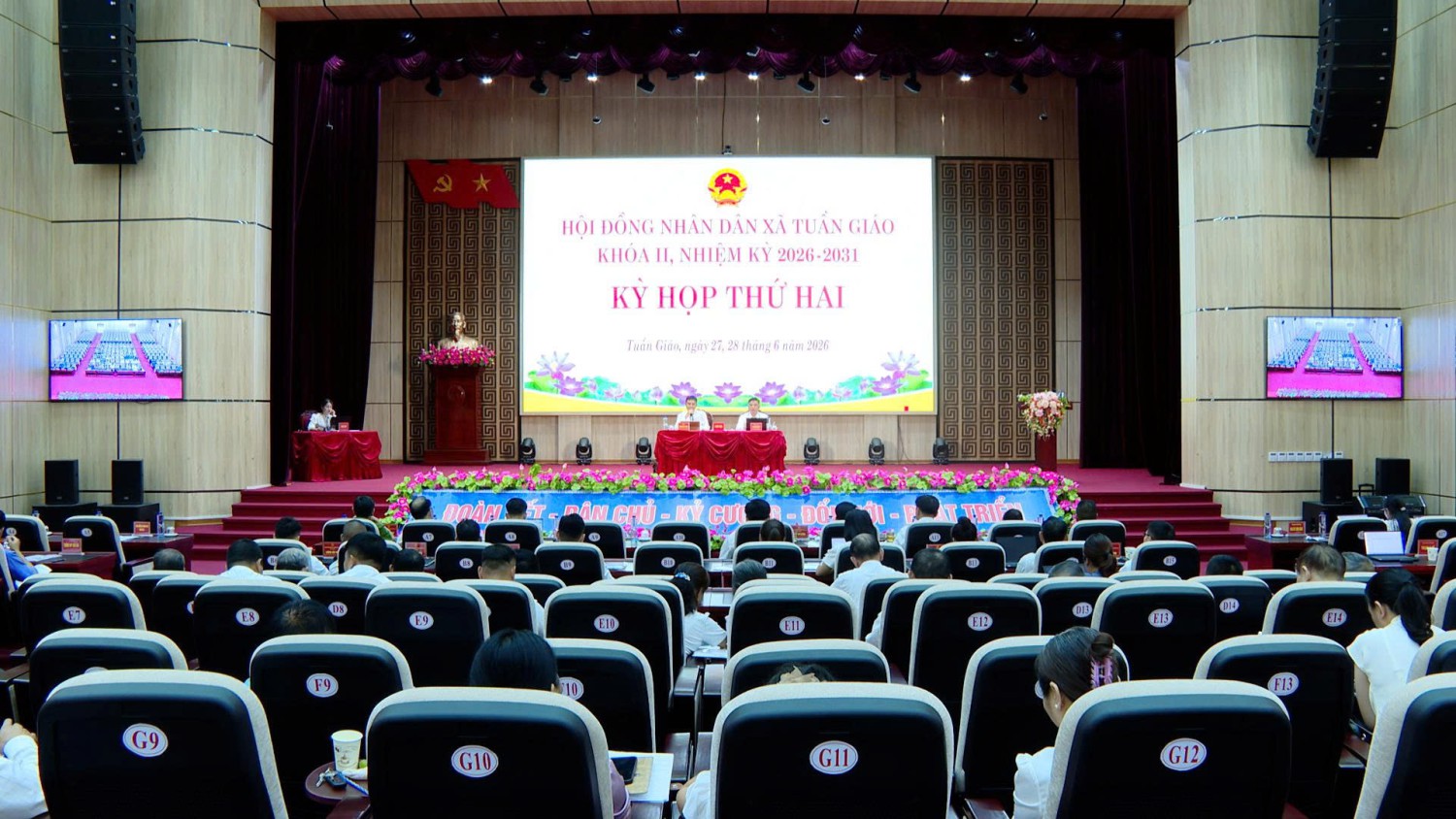 HỘI ĐỒNG NHÂN DÂN XÃ TUẦN GIÁO KHÓA II TỔ CHỨC KỲ HỌP THỨ HAI