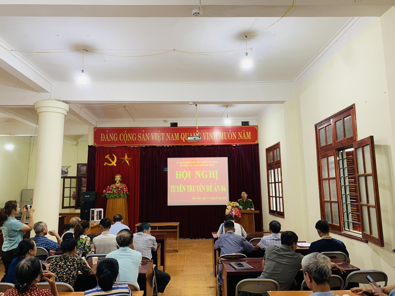 Công an Thị trấn Tuần Giáo đang hướng dẫn người dân cài VNeID